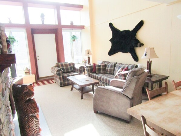 Condo, 3 chambres | Aire de séjour | Foyer