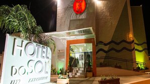 A hotel entrance with a sign reading "HOTEL DOSOL" and a red circular sign above it. - Hotel do Sol Executive (São Sebastião)