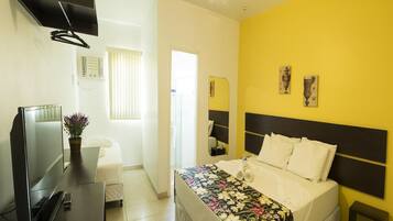 Frigobar, cofres nos quartos, escrivaninha, Wi-Fi de cortesia