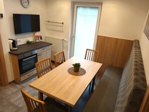 Perhehuoneisto, useita sänkyjä | Ruokailu omassa huoneessa