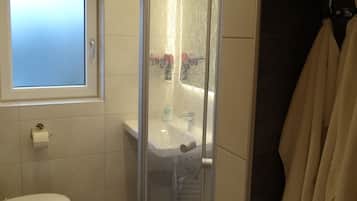 Family Apartment, Multiple Beds | Bathroom | Shower, hair dryer, towels