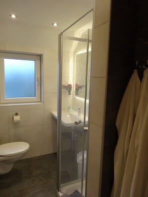 Family Apartment, Multiple Beds | Bathroom | Shower, hair dryer, towels