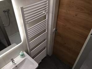 Family Apartment, Multiple Beds | Bathroom