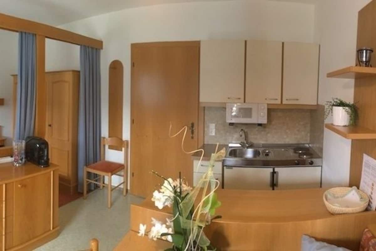 Appartement, 1 très grand lit | Coin séjour