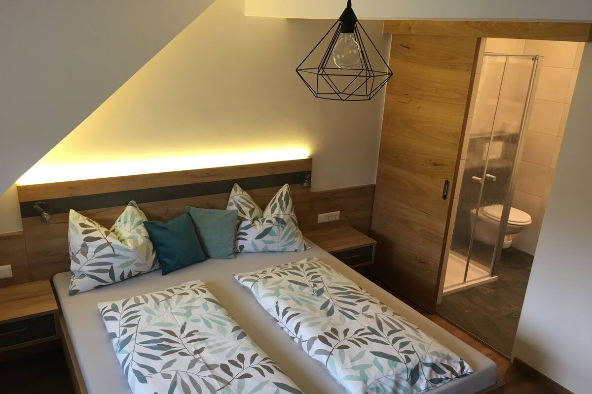 Hypo-allergenic bedding, desk, iron/ironing board, free WiFi