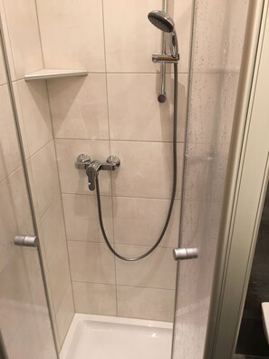 Family Apartment, Multiple Beds | Bathroom | Shower, hair dryer, towels - Gästehaus Eder (Hermagor-Pressegger See)