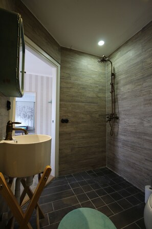 Departamento urbano (Eken) | Baño | Regadera, secadora de cabello, papel de baño 