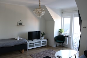 City Apartment, 3 Bedrooms, Balcony, City View | Living area