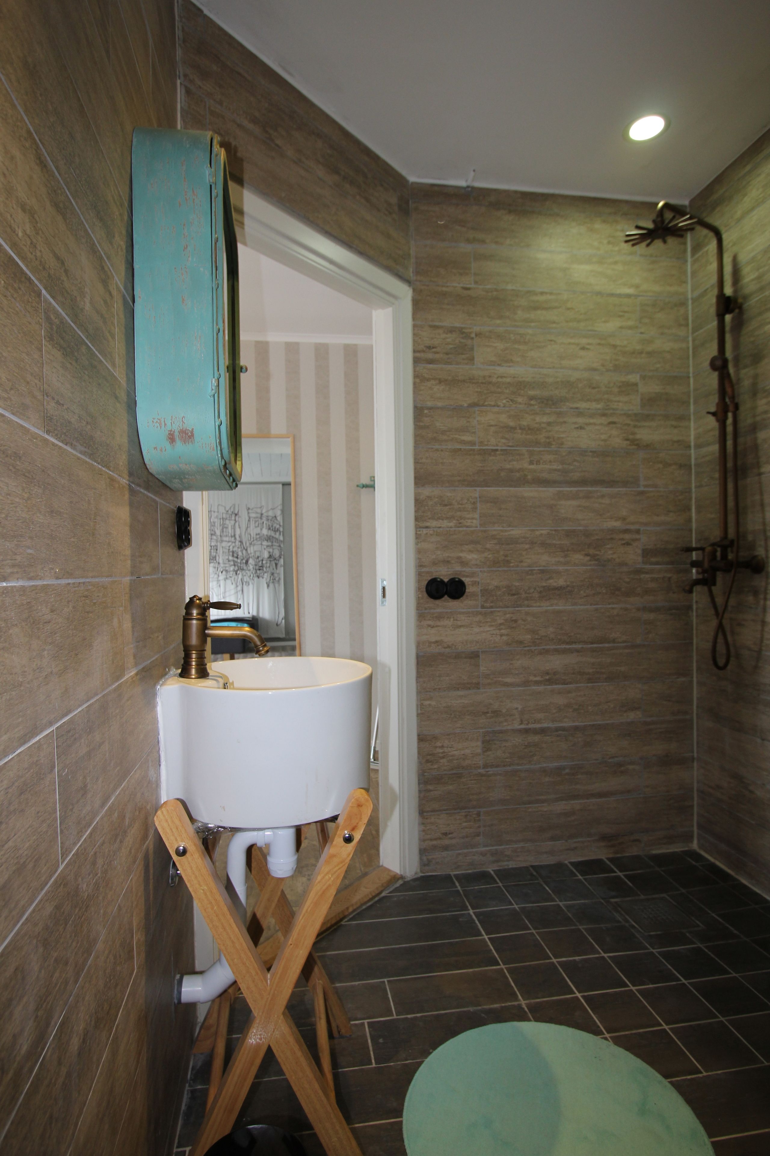 Departamento urbano (Eken) | Baño | Regadera, secadora de cabello, papel de baño 