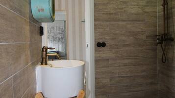 Departamento urbano (Eken) | Baño | Regadera, secadora de cabello, papel de baño