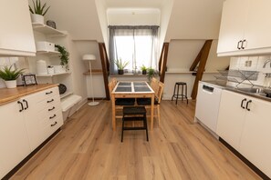 Kaupunkihuoneisto, 4 makuuhuonetta, parveke, kaupunkinäköala (Mars) | Yksityinen keittiö | Jääkaappi, mikroaaltouuni, liesi, kahvin-/teenkeitin