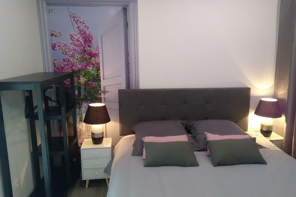 Laptop workspace, blackout drapes, soundproofing, WiFi (free)