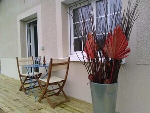 Comfort Studio | Terrace/patio - Chambre d'Hôtes Les Macarons de Tata (Sainte-Eulalie)