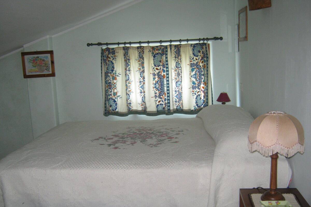 3 bedrooms, free cots/infant beds, free WiFi, bed sheets
