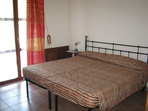 3 bedrooms, free cots/infant beds, free WiFi, bed sheets