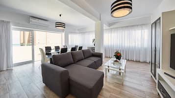 Penthouse panorámico, vista al mar | Área de sala de estar | Smart TV, Netflix y servicios de streaming