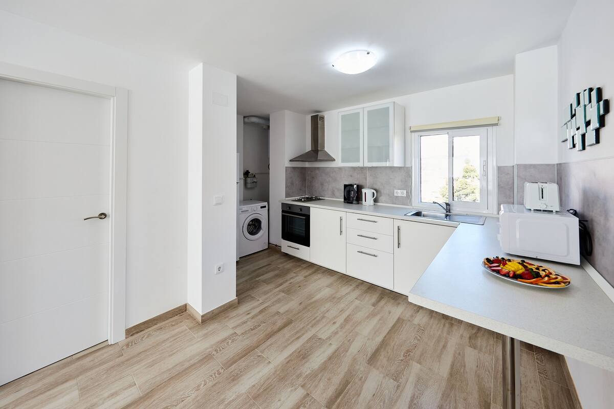 deluxe apartment, sea view | private kitchen | full-sized fridge, microwave, oven, stovetop