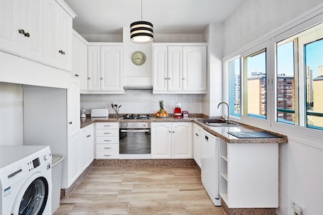 Refrigerador con freezer, microondas, horno, placa de cocina