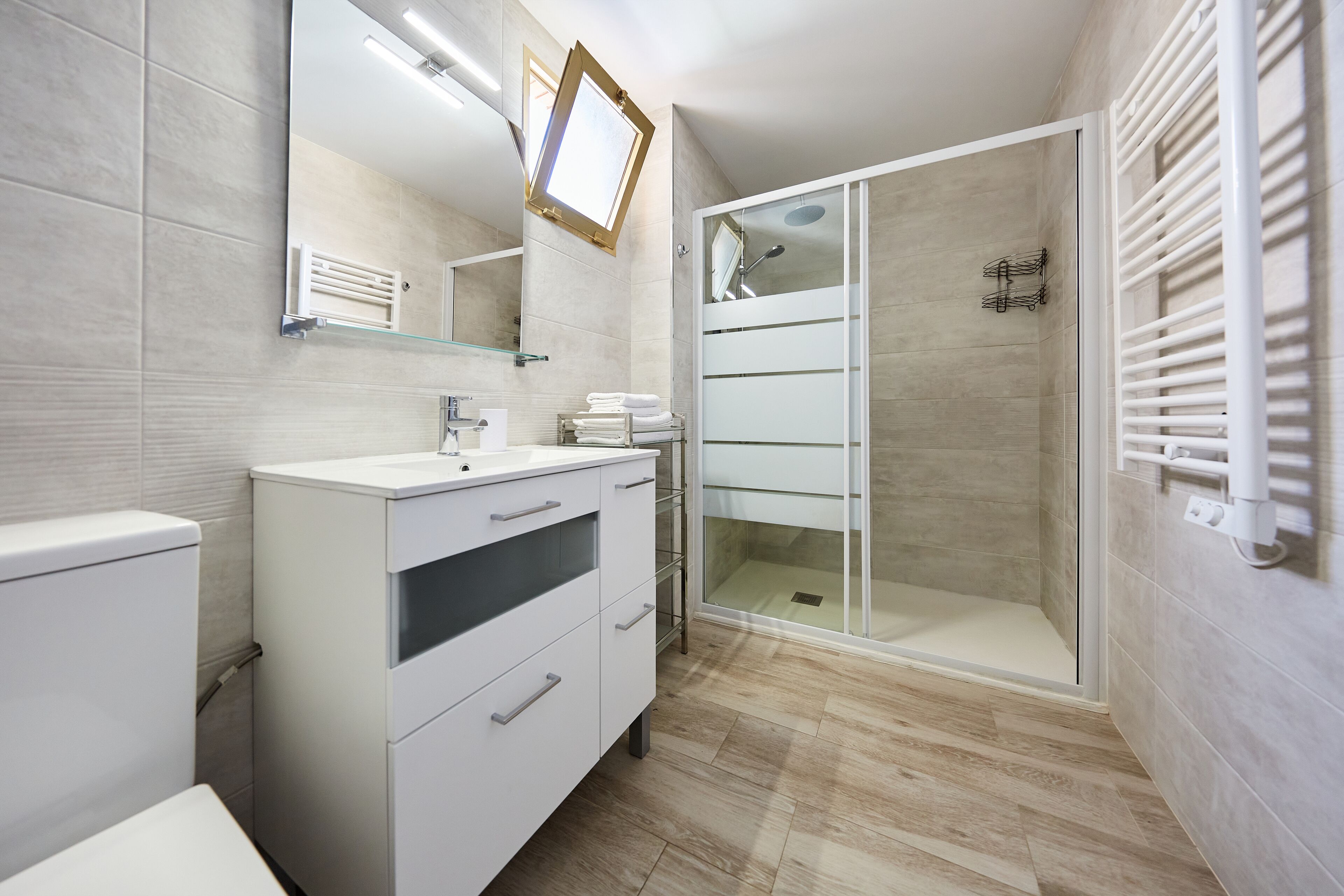 deluxe apartment | bathroom | hair dryer, towels