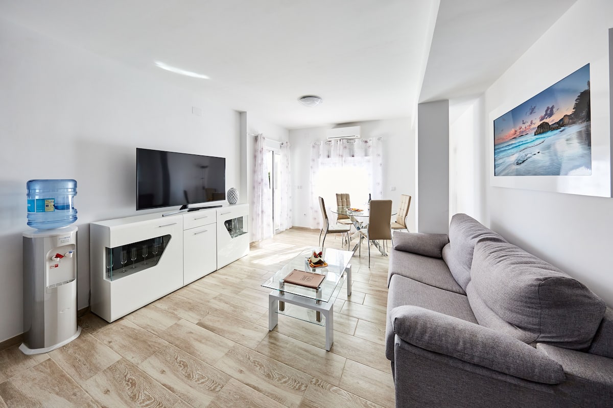 Loftsleilighet, sjøutsikt | Oppholdsrom | Smart-TV, Netflix og strømmetjenester