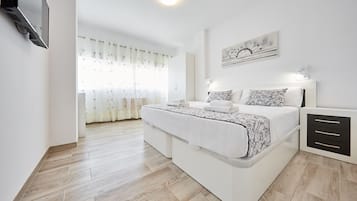 Panorama penthouse, uitzicht op zee | 2 slaapkamers, een bureau, een laptopwerkplek, verduisterende gordijnen