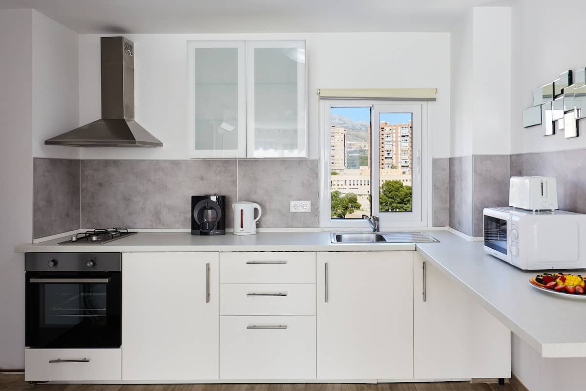 deluxe apartment, sea view | private kitchen | full-sized fridge, microwave, oven, stovetop