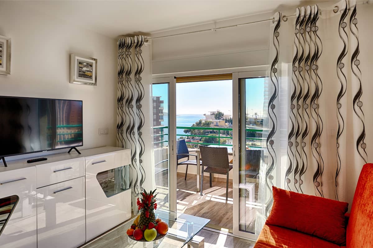 Appartamento Superior, balcone, vista mare | Area soggiorno | Smart TV, Netflix, servizi in streaming