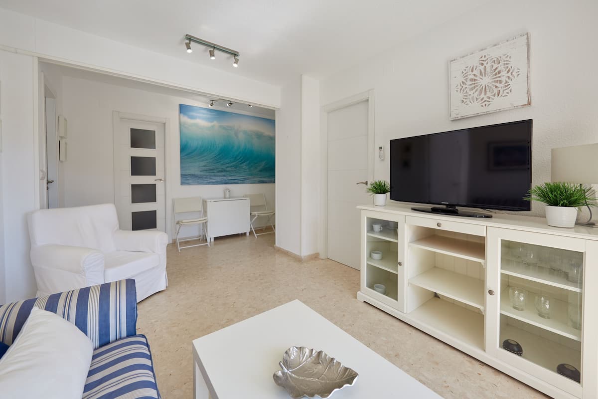Appartamento Deluxe, balcone, vista mare | 2 camere, una scrivania, postazione laptop, tende oscuranti
