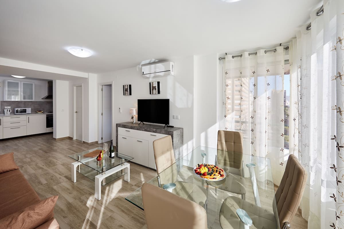 Leilighet – deluxe | 2 soverom, skrivebord, skrivebord for bærbar PC og blendingsgardiner