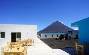Petit déjeuner et dîner servis sur place, spécialités Cuisine africaine