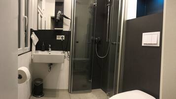 Basic-Doppelzimmer | Badezimmer | Dusche, Regendusche, kostenlose Toilettenartikel, Haartrockner