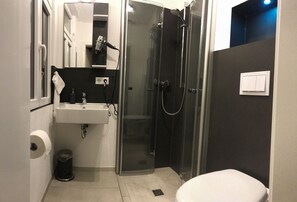 Eenvoudige tweepersoonskamer | Badkamer | Een douche, een regendouche, gratis toiletartikelen, een haardroger