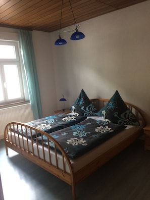Habitación básica doble | Cunas gratuitas, wifi gratis y ropa de cama 