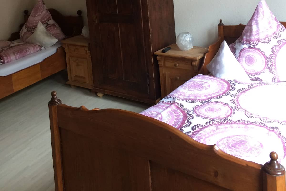 Twin Room | Cribs (free), WiFi (free), bed sheets