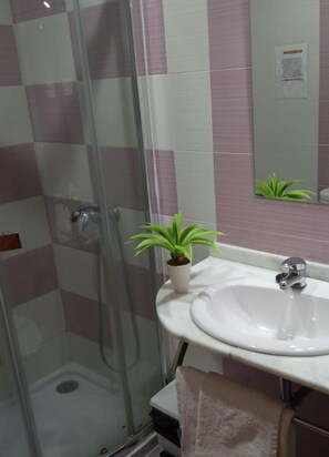 Een bidet, handdoeken