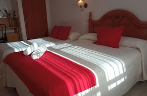 Chambre familiale | Bureau, lit d’appoint (supplément), accès au Wi-Fi (inclus)