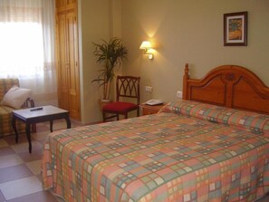 Desk, rollaway beds, free WiFi, bed sheets - Las Glorias (Torre de Santa María)