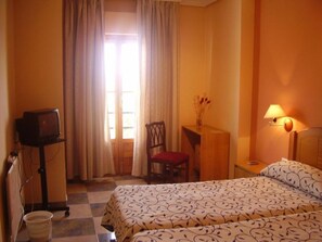 Desk, rollaway beds, free WiFi, bed sheets - Las Glorias (Torre de Santa María)