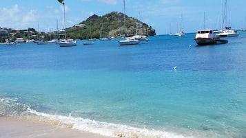 Una playa cerca, arena blanca