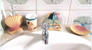 Shower, free toiletries, towels - Rosa Guesthouse (Hillsborough)