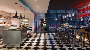 Aamiainen tarjolla, kasvisruokiin erikoistuva keittiö