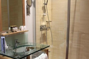 Shower, free toiletries, hair dryer, towels - La Petite Hostellerie (Uzès)