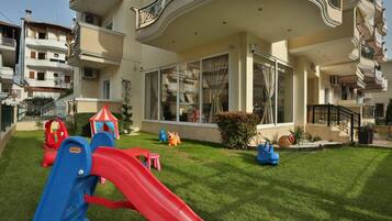 Área de juegos infantiles al aire libre