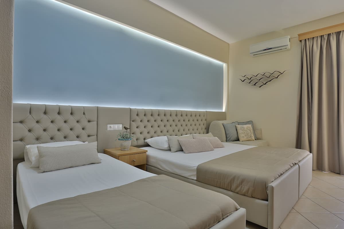 Deluxe Studio | Blackout drapes, soundproofing, iron/ironing board, WiFi (free)