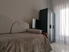 Habitació triple, vistes parcials al mar | Habitacions insonoritzades, wifi gratuïta i roba de llit 
