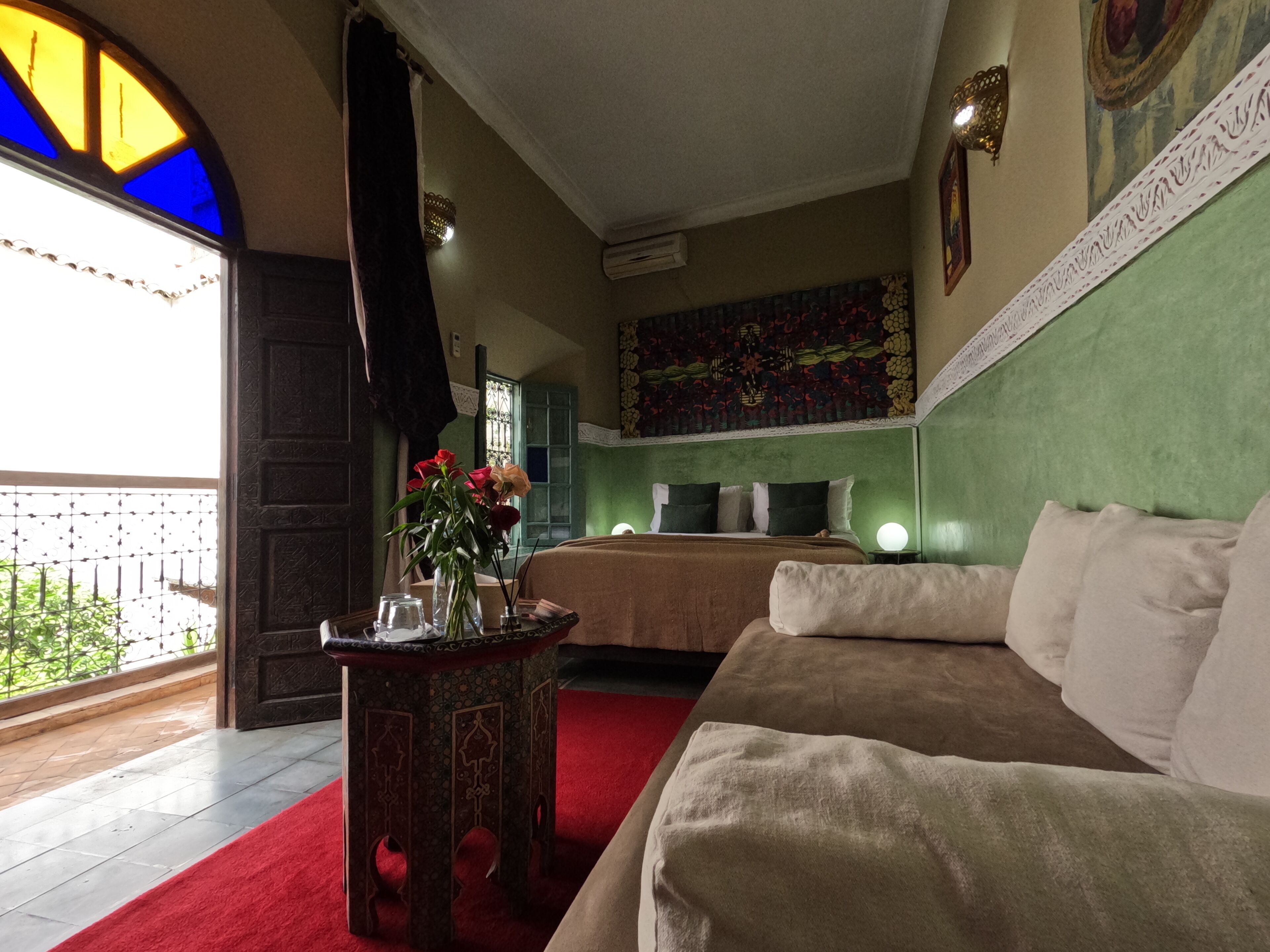 Kahden hengen comfort-huone, useita sänkyjä, näköala pihalle, puolikerroksessa | Yksilöllisesti sisustettu, yksilöllisesti kalustettu