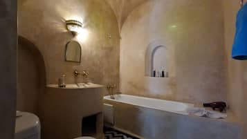 Quarto casal | Banheiro | Produtos de toalete grátis, secador de cabelo, toalhas de banho