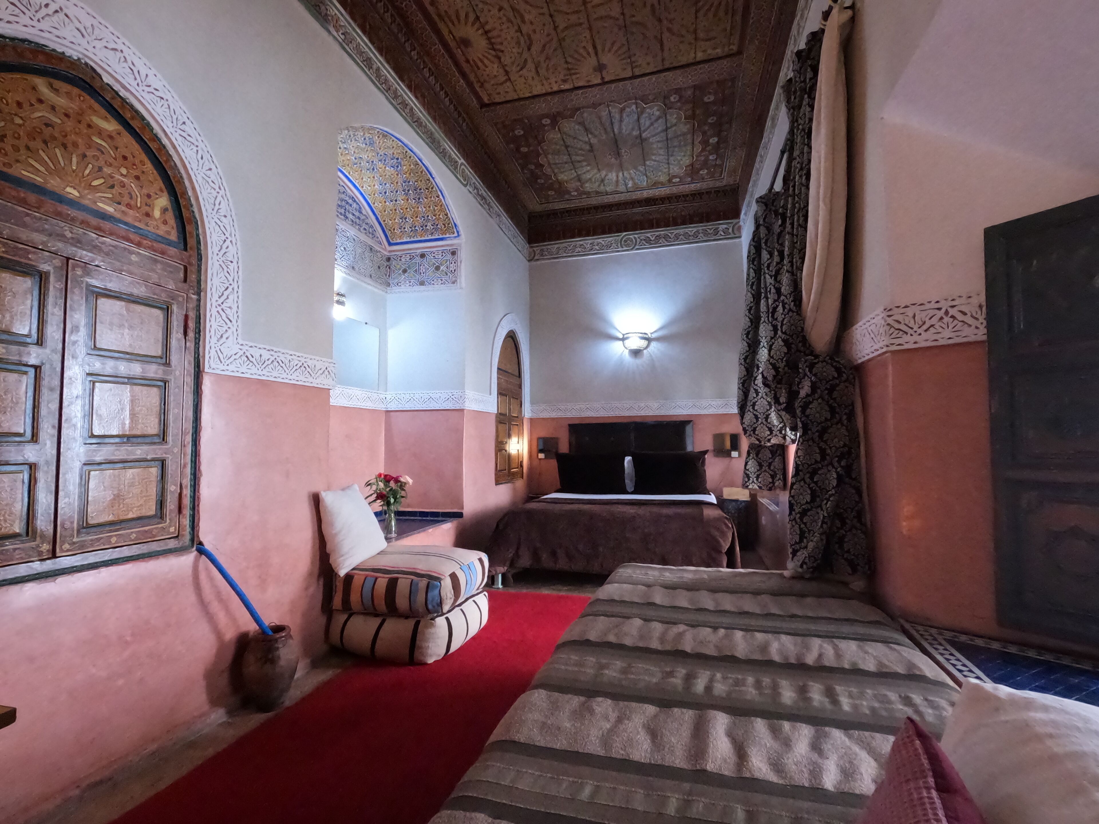 Kolmen hengen comfort-huone, näköala pihalle | Yksilöllisesti sisustettu, yksilöllisesti kalustettu