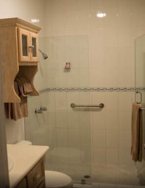 Business appartement, 2 slaapkamers | Badkamer | Een douche, gratis toiletartikelen, handdoeken