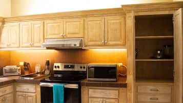 Apartamento Business, 2 habitaciones | Cocina privada | Frigorífico grande, microondas, horno y placa de cocina